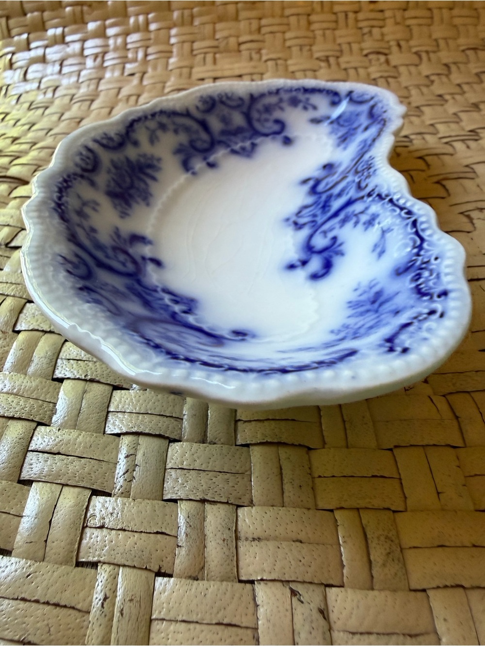 Antique Flow Blue / White Scalloped Porcelain Trinket Dish - Picture 7 of 8
